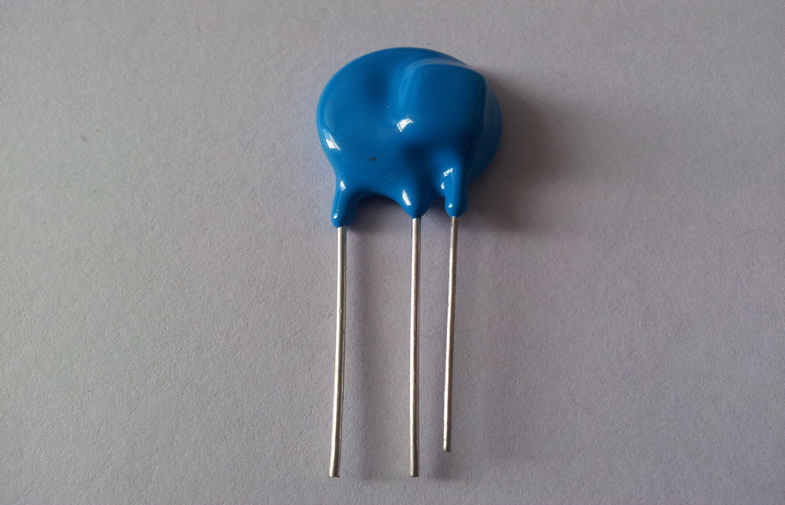 el varistor de alto voltaje de Acrms del óxido de metal 25D 275 protegió termalmente